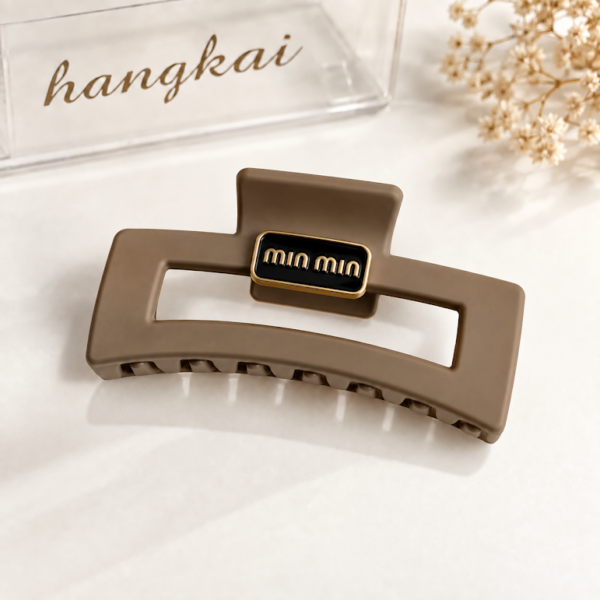 file_000000001a38820abcf37e9f334bab8d Pinza per Capelli Rettangolare Marrone con Dettaglio Dorato
